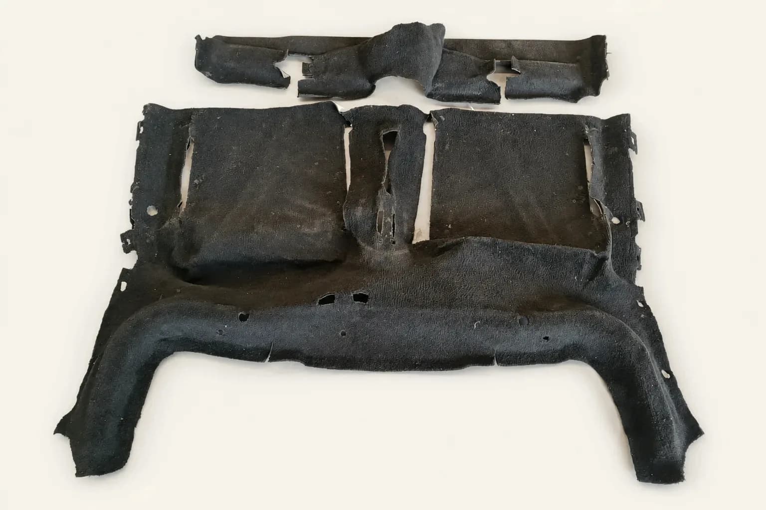 Alfombra negra para MK2 — vista editorial basada en la pieza real
