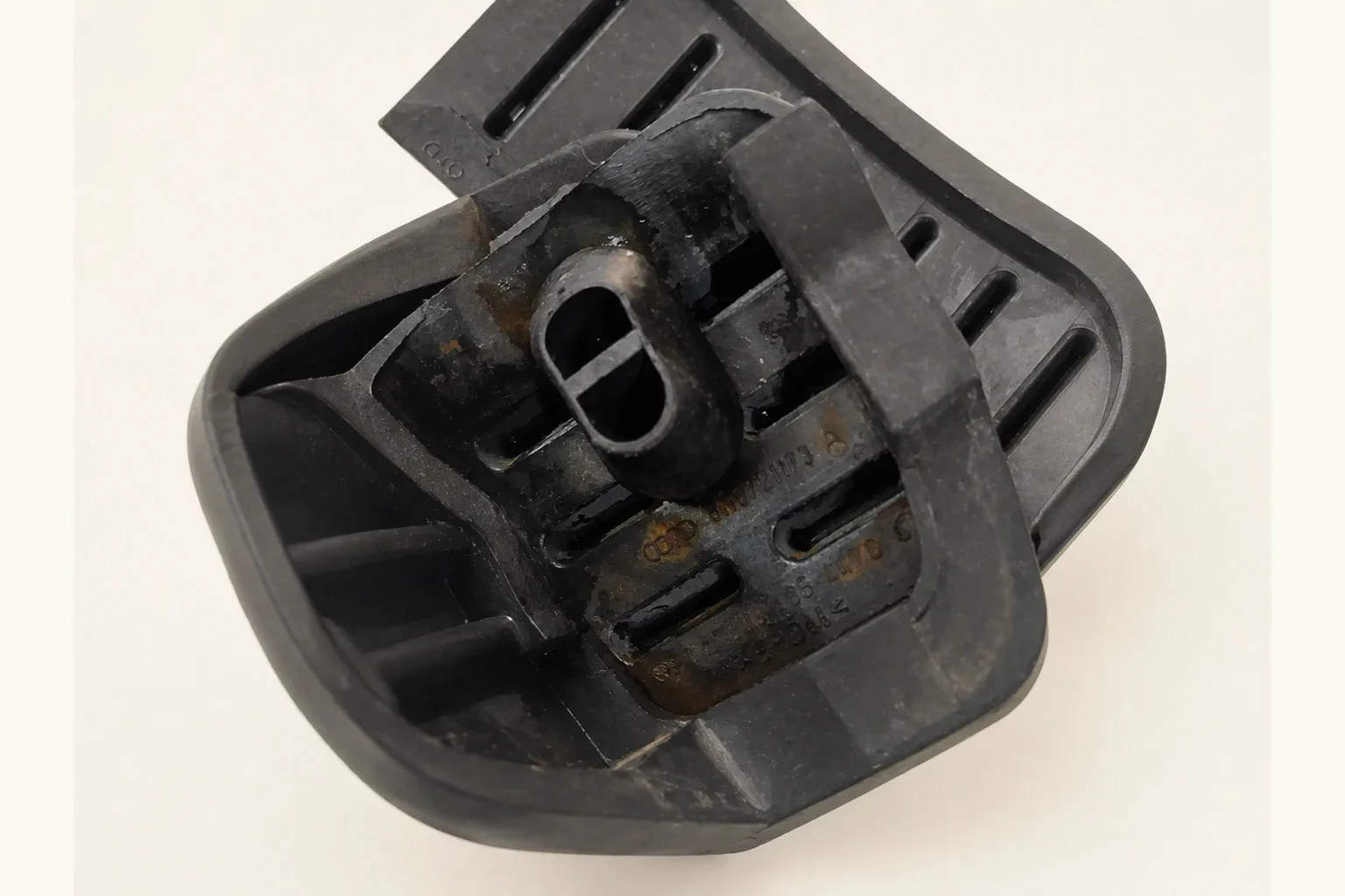 Cubre pedales de aluminio pulido para MK4 — vista editorial basada en la pieza real