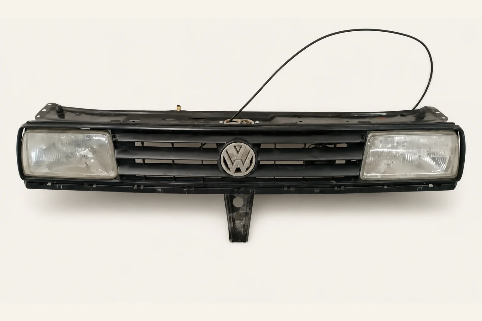 Frente de jetta MK2 Marco de radiador faros y parrilla — vista editorial basada en la pieza real