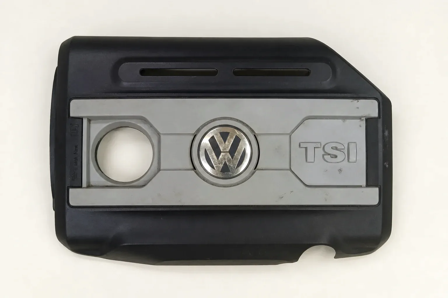 Tapa de motor para 2.0 TSI 5Pz — vista editorial basada en la pieza real