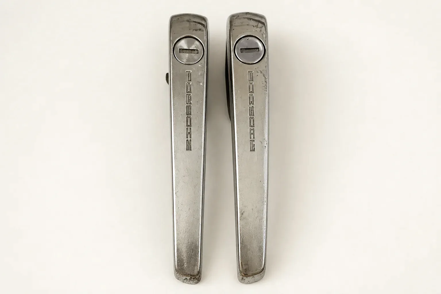 Par de manijas porsche metalicas para MK1 y MK2 — vista editorial
