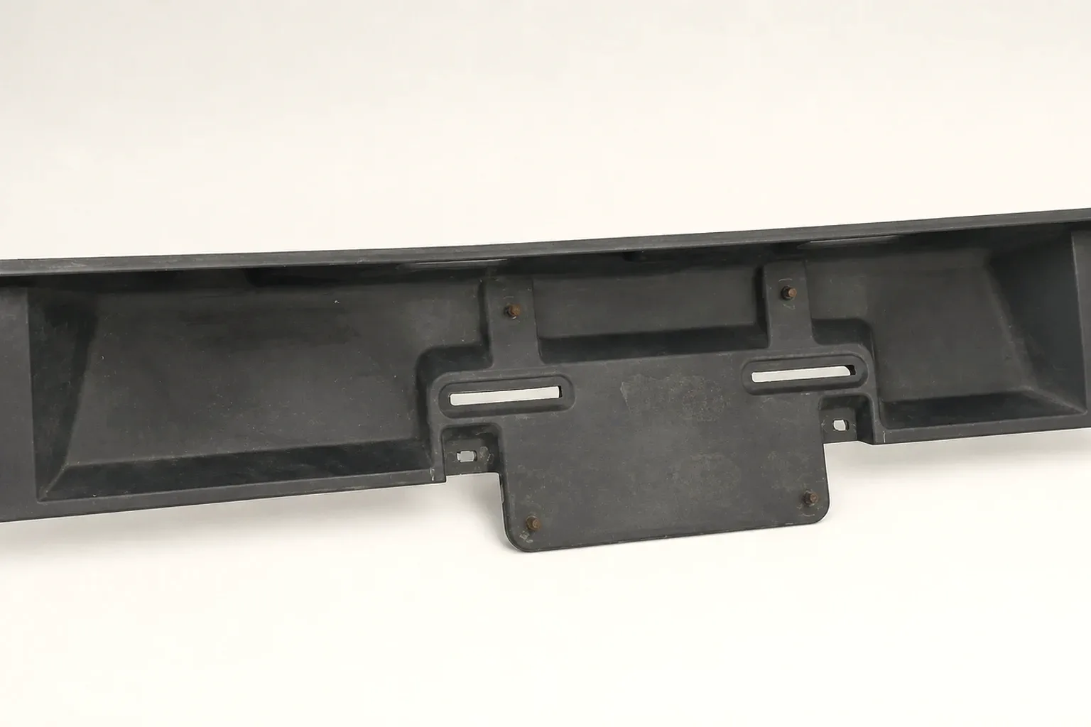 Porta placas de MK1 para calavera corta — vista editorial