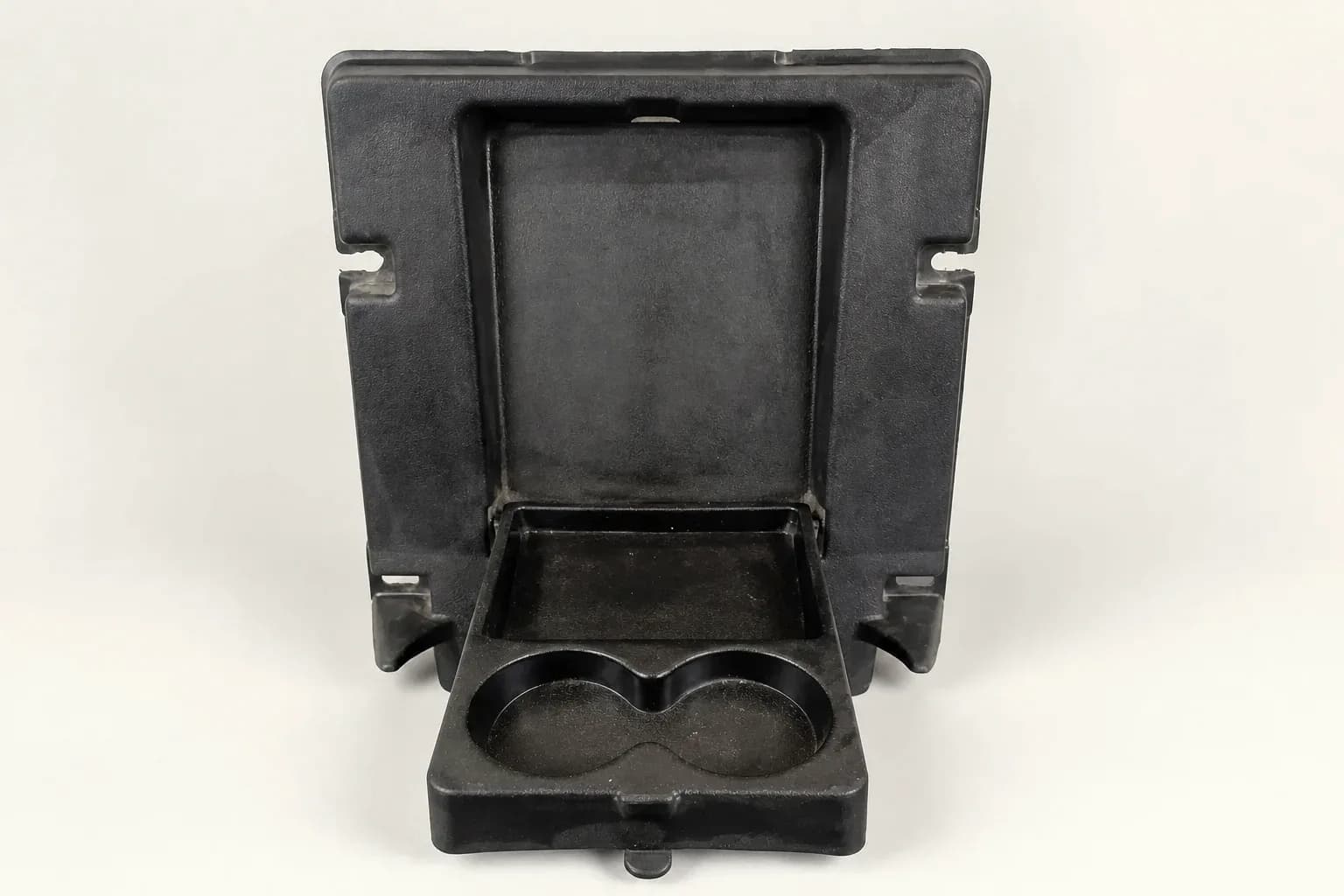 Porta vasos para asiento trasero de MK2 — vista editorial