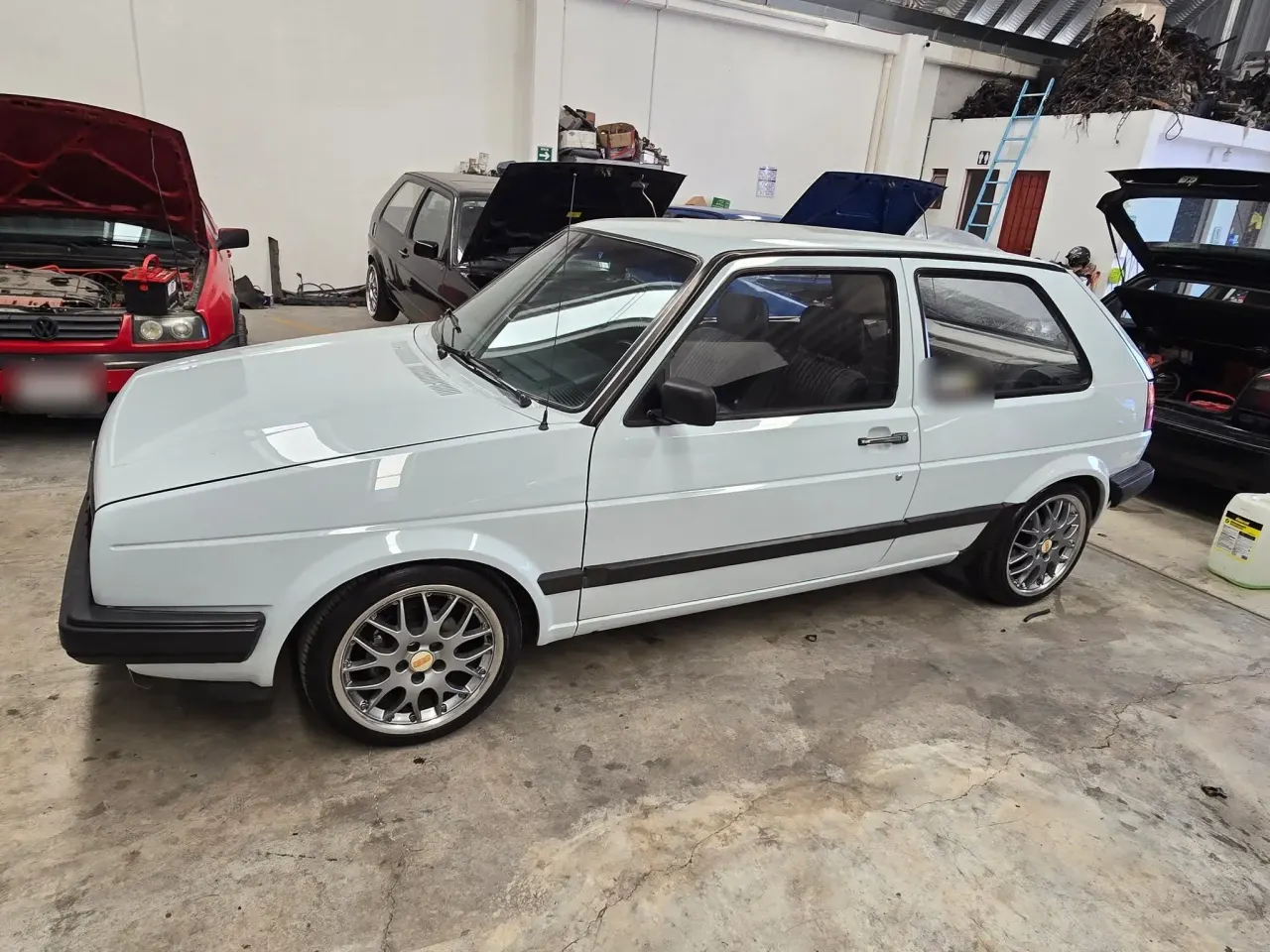Golf MK2 blanco sobre rines BBS dentro del taller