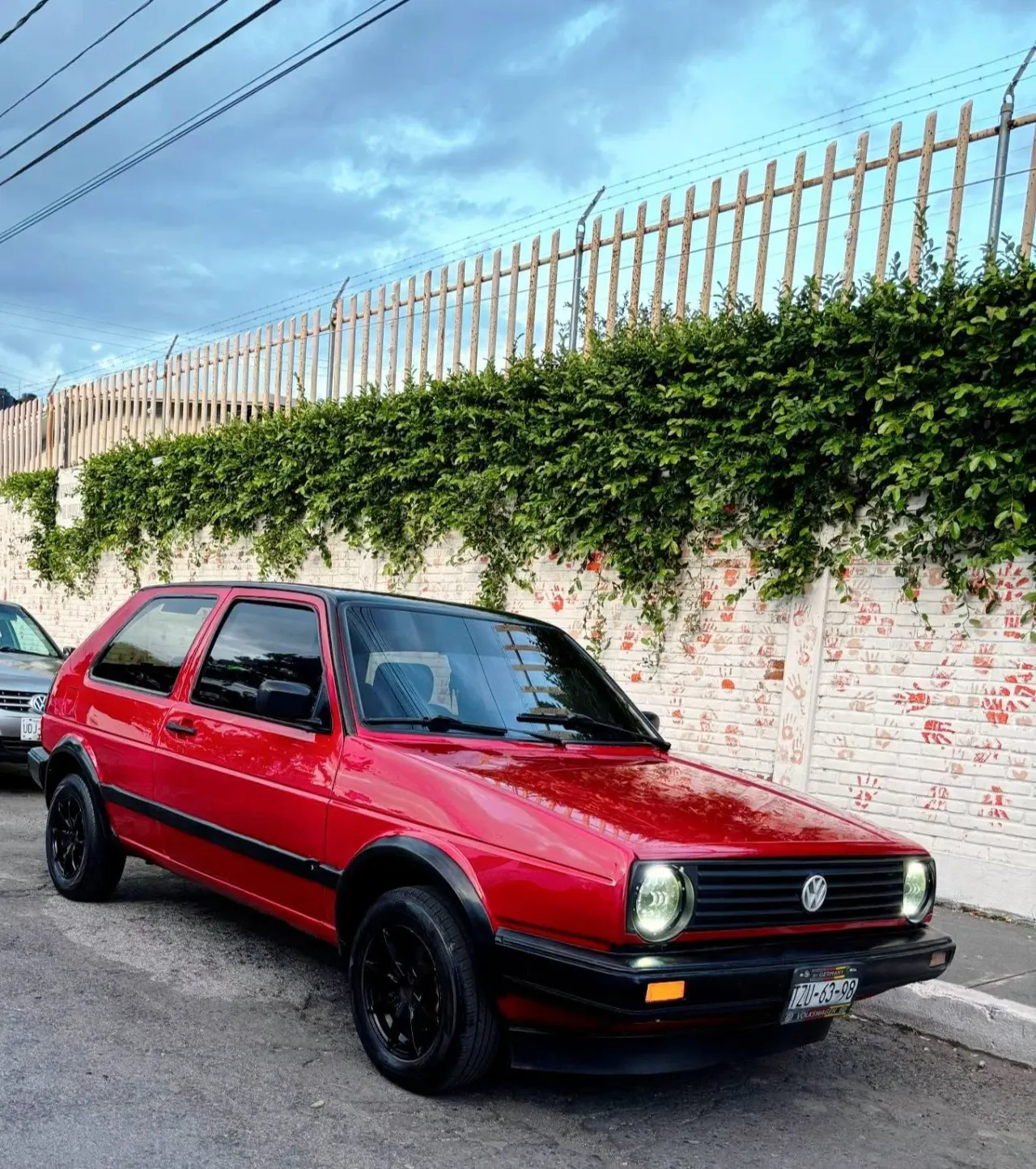 Golf MK2 rojo con faros de proyector y rines negros